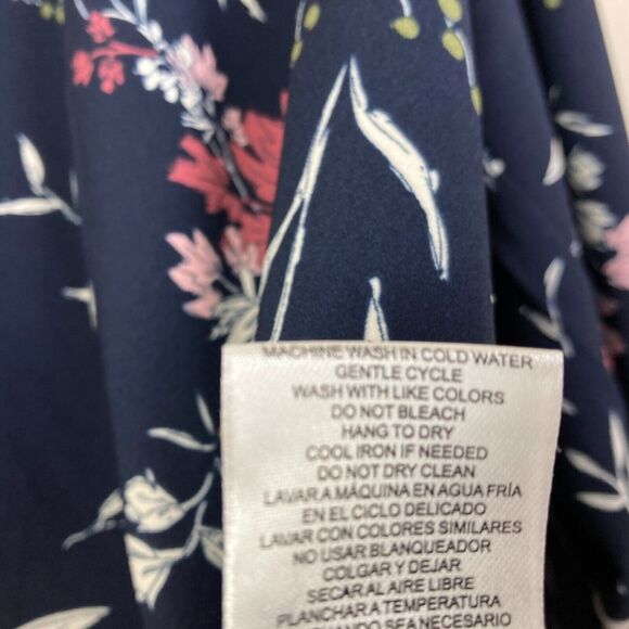 Hilary Radley Women's V-Neck Popover Top Size L Blue Floral Button Cuff - Picture 8 of 9